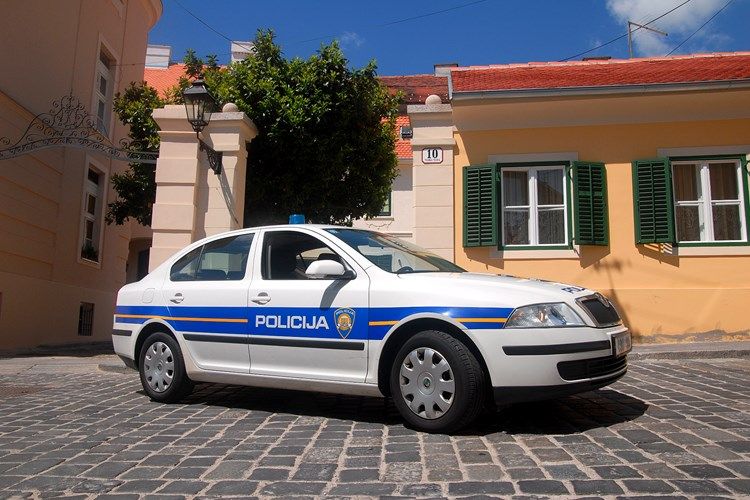 Grafitima oštećena fasada sportskog doma POLICIJA TRAŽI POČINITELJA